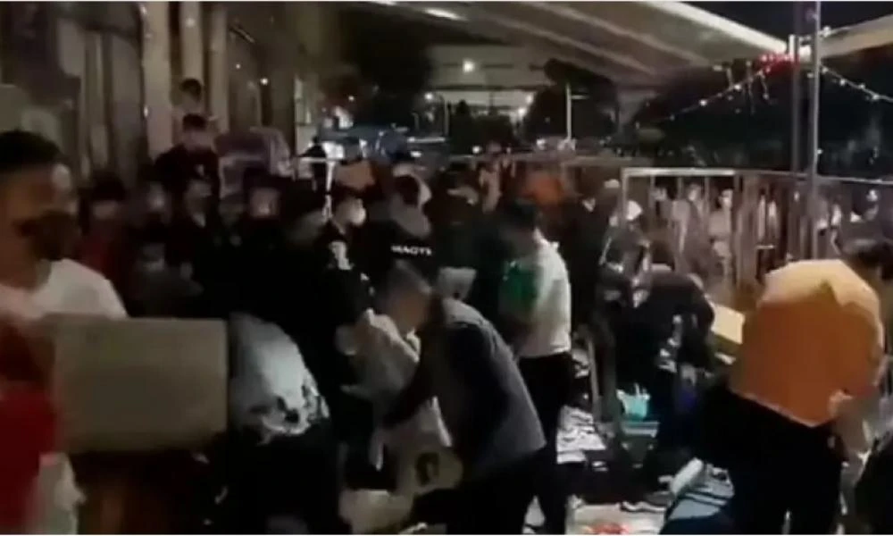 Omicron: Οργή στη Σαγκάη λόγω του lockdown, κάτοικοι σε πανικό λεηλατούν σούπερ μάρκετ (βίντεο)